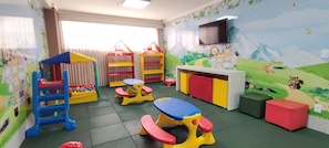 A children's playroom with a playhouse, climbing structure, and colorful seating. - Di Roma Spazzio Via Caldas (Caldas Novas)