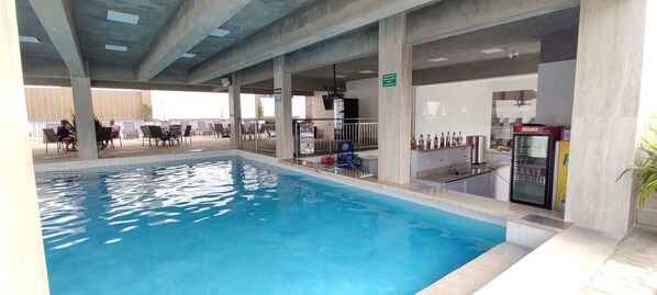 2 piscinas al aire libre, una piscina climatizada, sombrillas