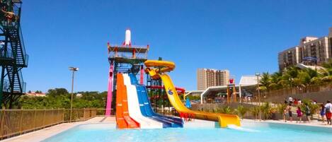2 piscinas al aire libre, una piscina climatizada, sombrillas
