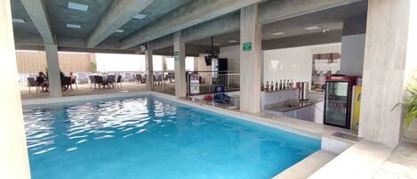 2 piscines extérieures, piscine chauffée, parasols de plage