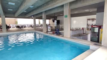 2 piscines extérieures, piscine chauffée, parasols de plage
