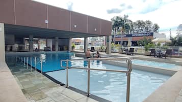 2 piscines extérieures, piscine chauffée, parasols de plage
