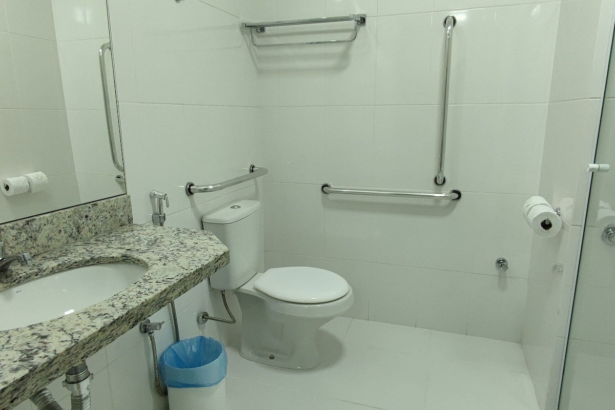 Apartment 727 | Salle de bain | Douche, papier de toilette
