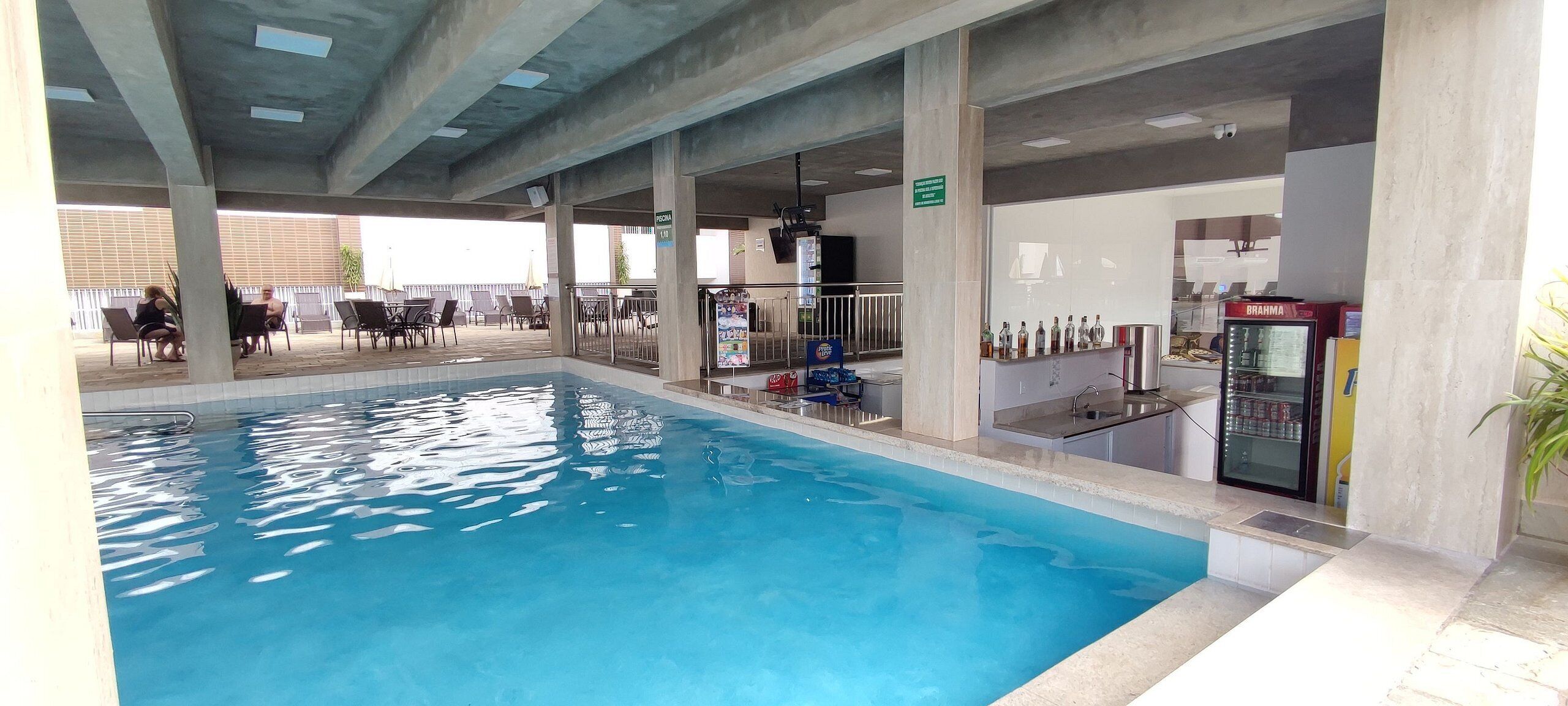 2 室外游泳池，恒温泳池，08:00 至 22:00 开放, 池畔遮阳伞, 日光浴躺椅