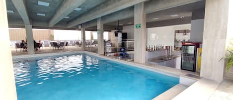 2 piscinas externas, piscina aquecida, guarda-sóis, espreguiçadeiras
