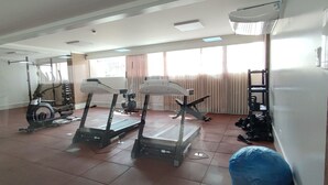 A gym with treadmills, stationary bikes, and weight machines. - Di Roma Spazzio Via Caldas (Caldas Novas)