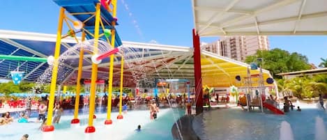 2 piscines extérieures, piscine chauffée, parasols de plage