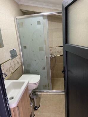 Panoramic Suite, 1 Bedroom | Bathroom | Rainfall showerhead, towels - akyüz süit (Trabzon)