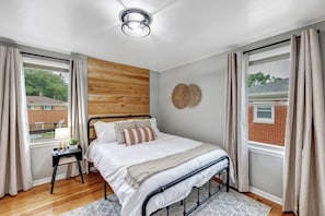 4 bedrooms, in-room safe, free WiFi, bed sheets - Cozy Home Steps from Lambeau Field: Charming Retreat in the Heart of Green Bay (Green Bay)