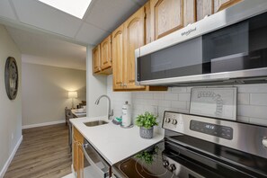 Réfrigérateur, micro-ondes, plaque de cuisson, lave-vaisselle