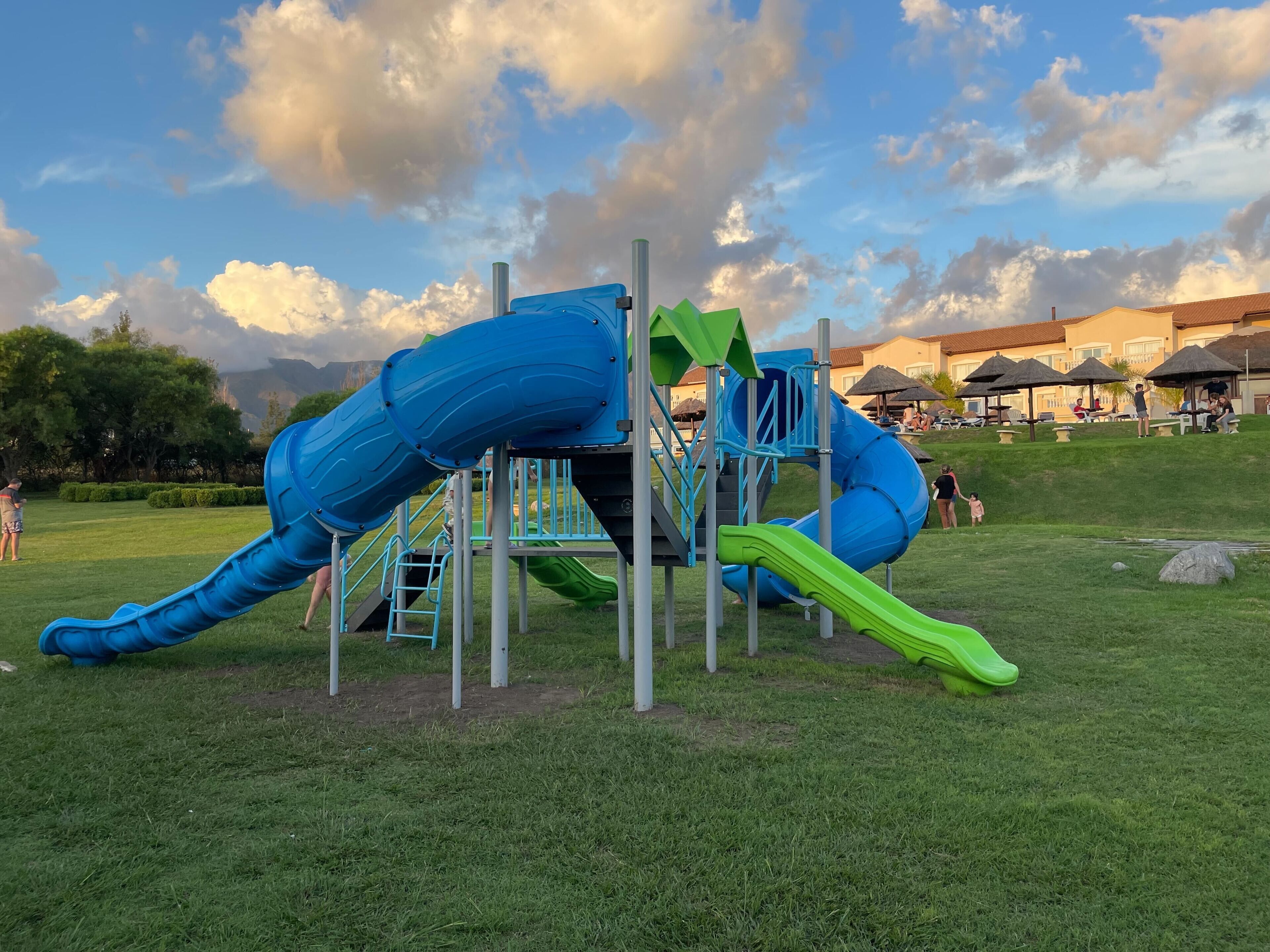 Un parque infantil con toboganes y estructuras para escalar.