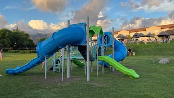 Un parque infantil con toboganes y estructuras para escalar.