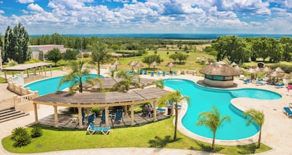 Howard Johnson Hotel & Convention Center by Wyndham, Merlo