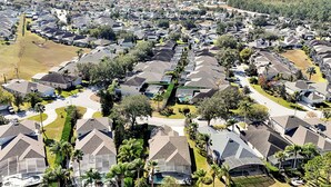 Una zona residencial con casas, calles y zonas verdes.