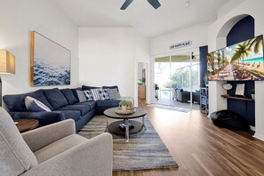 Smart TV, videogiochi, tavolo da calcetto