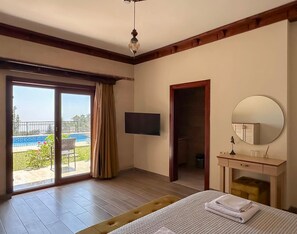 Egyptian cotton sheets, premium bedding, desk, laptop workspace - Beycik Konak Hotel (Kemer)