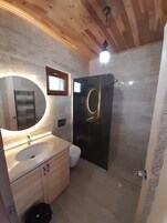 埃及棉床单、高档床上用品、办公桌、笔记本电脑工作区