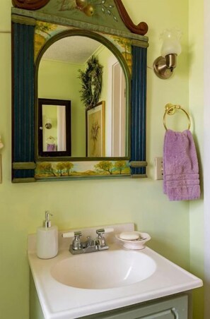 Haartrockner, Handtücher, Seife, Shampoo