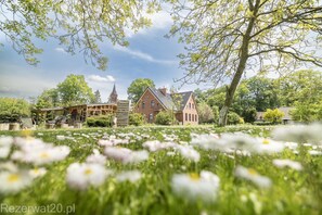 Property grounds - Old school in the countryside by the lake reserve (Hanki)