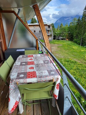 Outdoor dining - Apt 4/6 ppl, balcony, near the ski runs (Chamrousse)