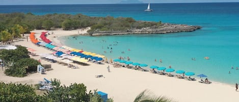 Una spiaggia nelle vicinanze