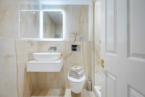 Basic Apartment, 1 Double Bed with Sofa bed | Bathroom