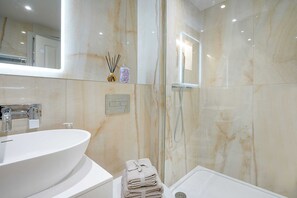 Basic Apartment, 1 Double Bed with Sofa bed | Bathroom - Marble Arch Suite 5-hosted by Sweetstay (London)