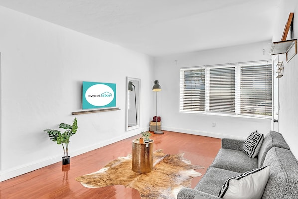 Appartement de base, 1 grand lit et 1 canapé-lit | Aire de séjour | Téléviseur, services de diffusion en continu