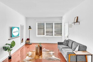 Departamento básico, 1 cama Queen size y sof á cama | Área de sala de estar | Televisión y servicios de streaming 