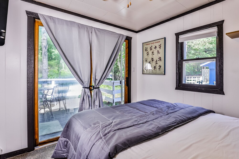 Lakeview cabin on Catfish Lake with deck, boat launch, volleyball