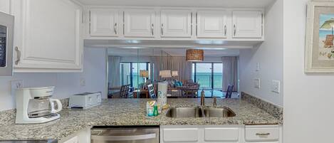 ثلاجة، ميكروويف، فرن، موقد طهي مسطح