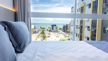 Superior suite, uitzicht op zee | Een minibar, een kluis op de kamer, een laptopwerkplek