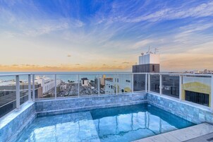 Piscina externa, funciona das 8h às 18h, espreguiçadeiras