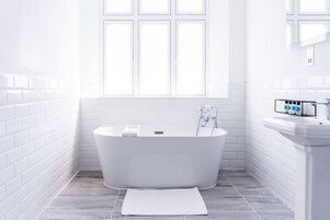 Quarto casal família | Cofres nos quartos, escrivaninha, cortinas blackout