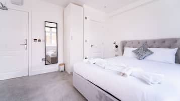 Habitación doble | Caja de seguridad en la habitación, escritorio y cortinas blackout