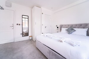 Quarto casal | Cofres nos quartos, escrivaninha, cortinas blackout