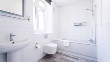 Habitación básica doble | Baño | Amenidades de baño gratuitas