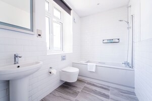 Quarto casal | Banheiro | Produtos de toalete grátis 