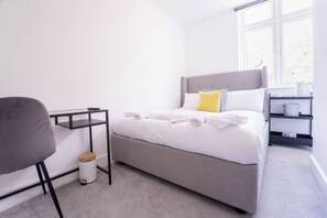 Dubbelrum | Värdeförvaringsskåp på rummet, skrivbord och mörkläggningsgardiner