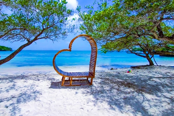 Plage, sable blanc, navette pour la plage, chaises longues