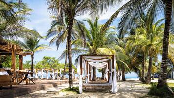 Am Strand, weißer Sandstrand, Shuttle zum Strand, Liegestühle