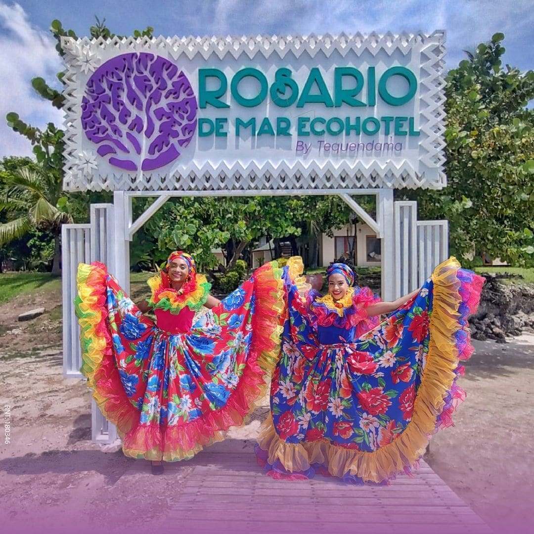 Een bordje voor Rosario de Mar EcoHotel met een logo van een tropische boom.