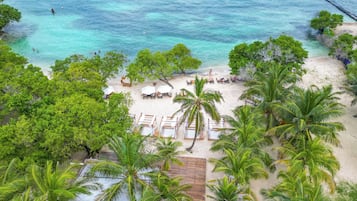 Am Strand, weißer Sandstrand, Shuttle zum Strand, Liegestühle