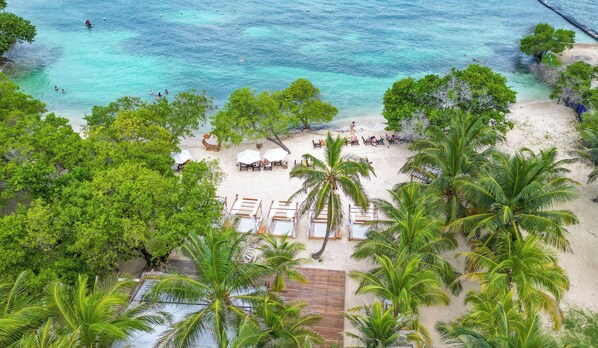 Am Strand, weißer Sandstrand, Shuttle zum Strand, Liegestühle