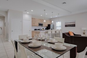 ハウス 4 ベッドルーム | 専用キッチン | 冷蔵庫、オーブン、コーヒー / ティーメーカー、トースター