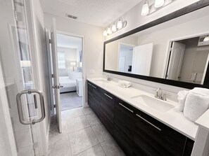 House, 4 Bedrooms | Bathroom | Towels