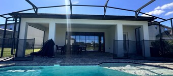 Balmoral Resort-210bp 4 Bedroom Home by RedAwning