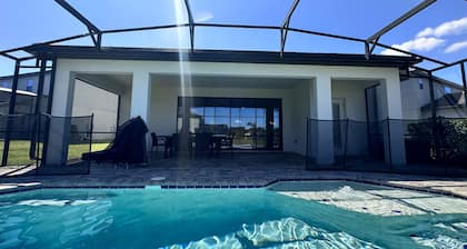 Balmoral Resort-210bp 4 Bedroom Home by RedAwning