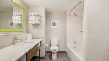 Une salle de bain moderne avec un lavabo, des toilettes et une baignoire.
