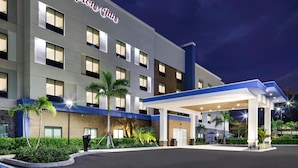 A Hampton Inn hotel with a well-lit entrance, a covered outdoor area, and a parking lot. - Hampton Inn Fort Myers Downtown (Fort Myers)